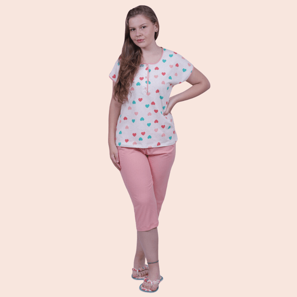 Pijama feminino, camiseta com manga japonesa, meio aberto (com botões) e calça pescador. 100% algodão. Na cor creme e salmão 