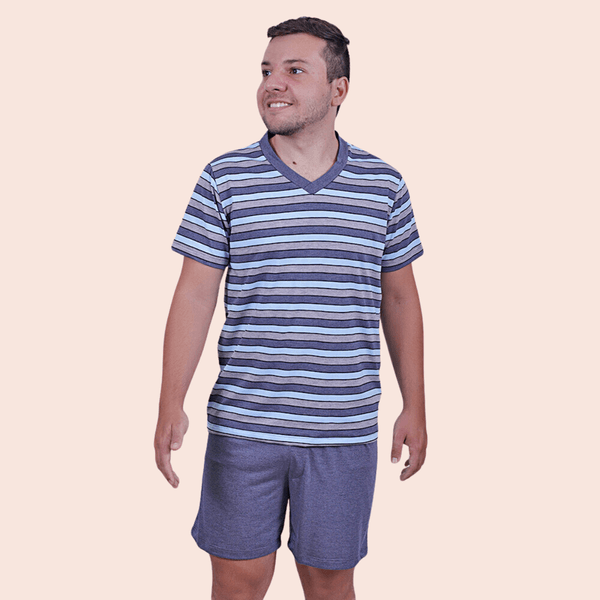 Pijama masculino curto, camiseta com gola V e shorts. Tecido PV, Camiseta (80% poliéster e 20% viscose), shorts (65% poliéster e 35% viscose). Na cor azul. 