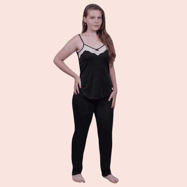 Pijama feminino, blusa com alcinha regulável e renda no decote, calça comprida. Em tecido de liganete, 100% poliamida. Na cor preta.
