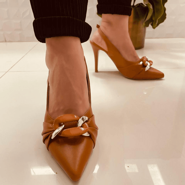 Salto Fino Slingbacks Com Corrente Caramelo - Salto 10 cm - Forma normal ( veja medidas abaixo) 