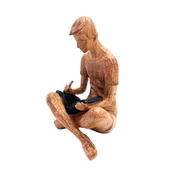 Enfeite Decorativo Em Resina Homem Com Livro Entrecasa
