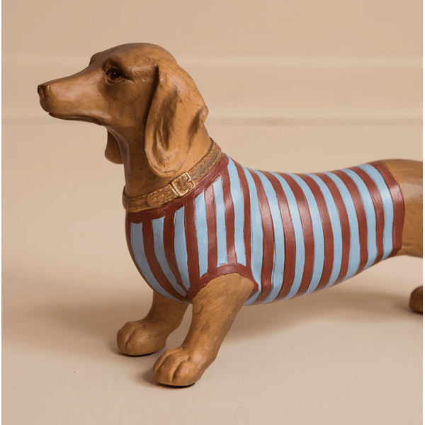 Escultura Cachorro Salchicha Poliresina Marrom Roupa Listra Branco