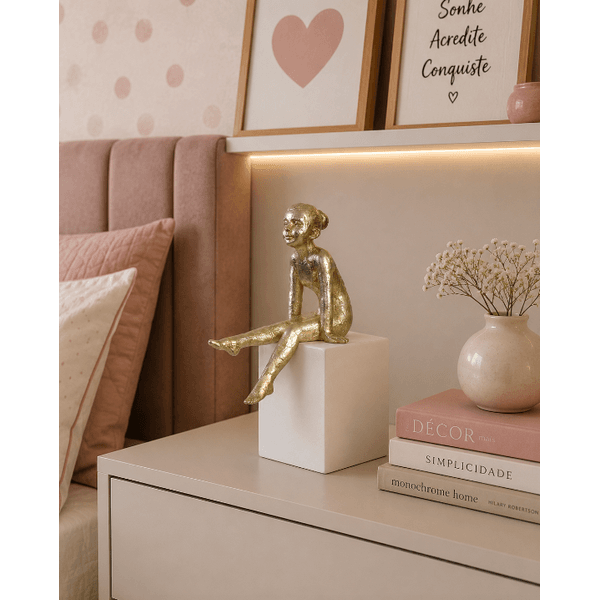 Enfeite Decorativo Escultura Em Poliresina Menina Sentada
