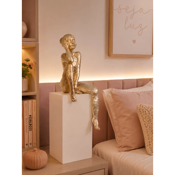 Enfeite Decorativo Escultura Poliresina Menina Sentada
