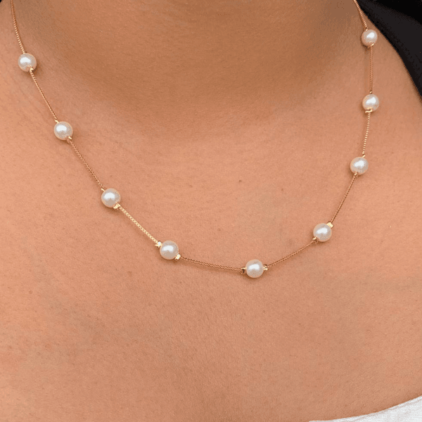 Colar e perolas delicadas 