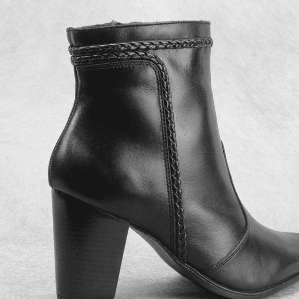 Bota Feminina Modelo Cano Curto Couro Legítimo Preto