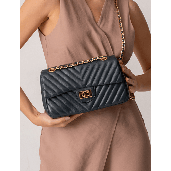 Bolsa Kiara Média Chevron Couro Azul Marinho com Ferragens Douradas