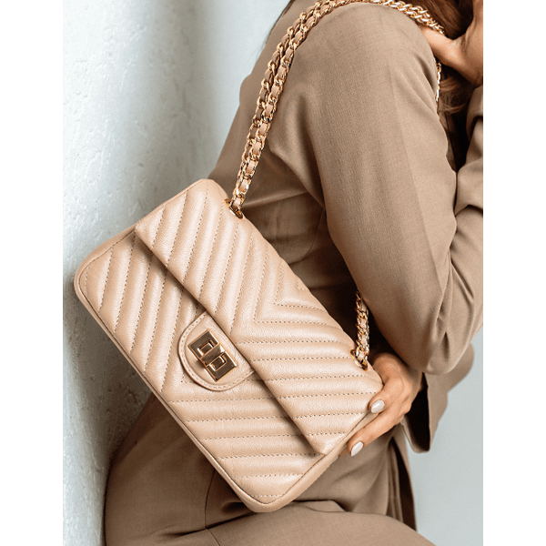 Bolsa Kiara Média Chevron Couro Nude com Ferragens Douradas