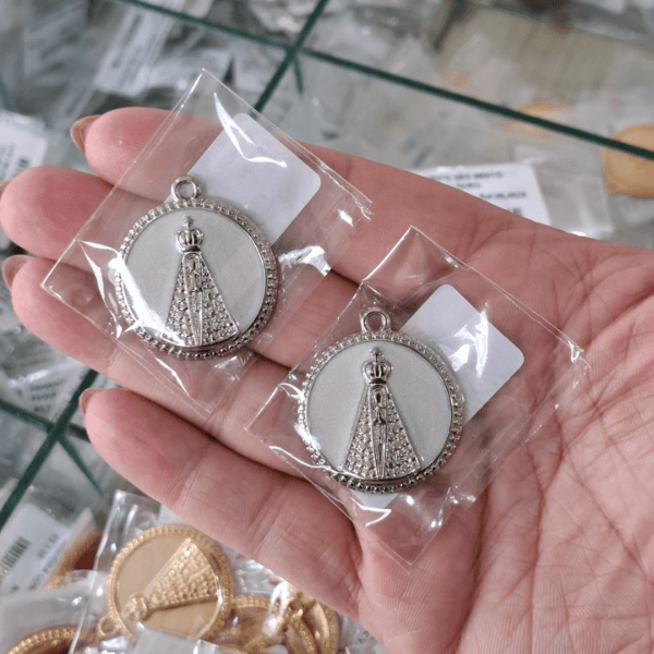 PINGENTE REDONDO NOSSA SENHORA COM RESINA ML6026CR .