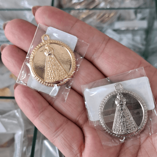 PINGENTE REDONDO NOSSA SENHORA S RESINA ML6026 .