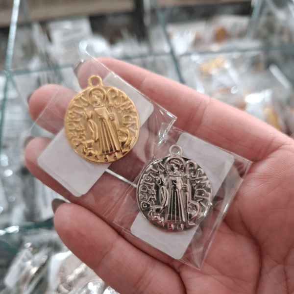 PINGENTE SÃO BENTO RELEVO ML6080 .