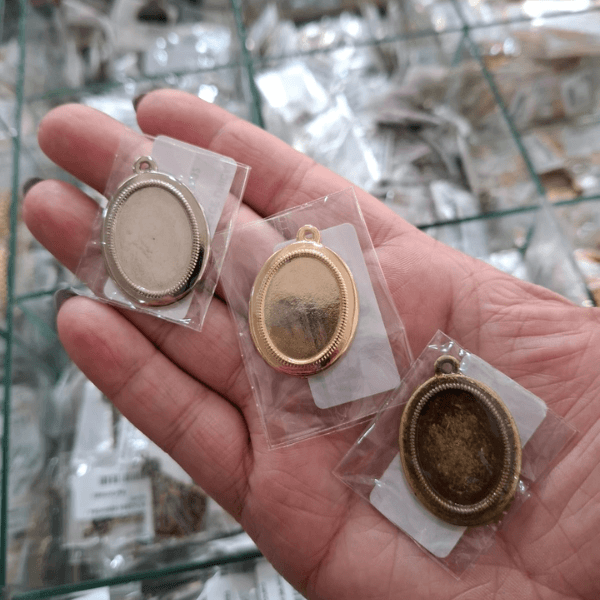 PINGENTE OVAL FACE UNICA ML7832 .