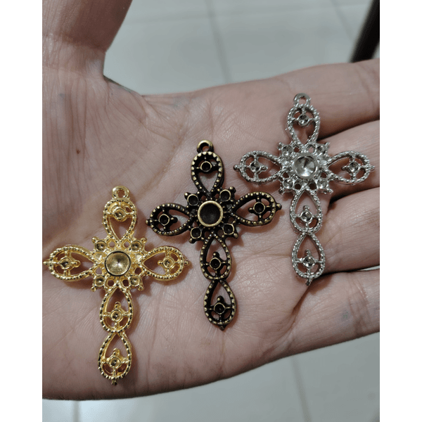 CRUZ DETALHE GOTA SEM STRASS ML6142 .