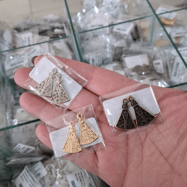 PAR PINGENTE NSA SENHORA SEM STRASS ML6150 .