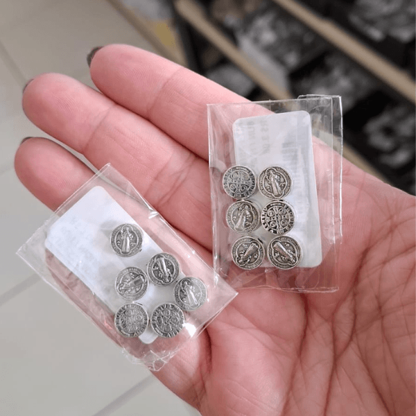 MEDALHA SAO BENTO PASSADOR COM PINTURA ML7927CP .