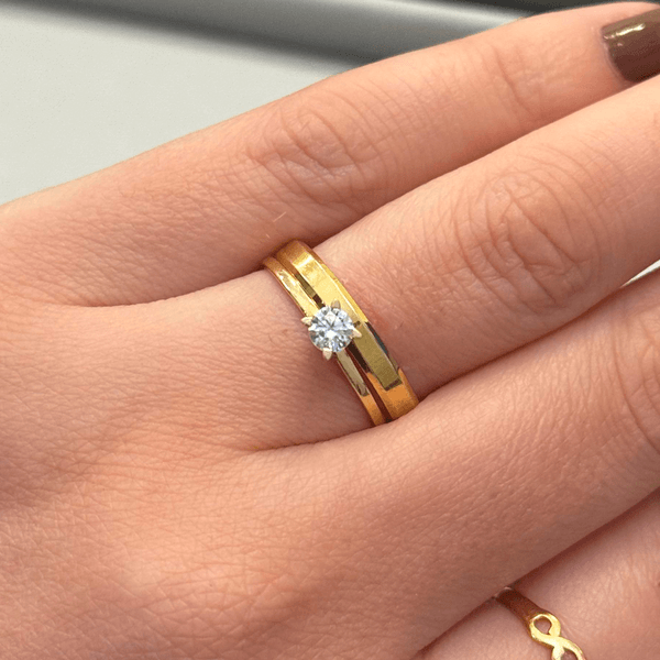Par de Alianças Chnafradas em Ouro 18K + Anel Solitário