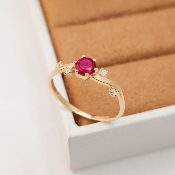 Anel Solitário em Ouro 18K com Zircônia Vermelha
