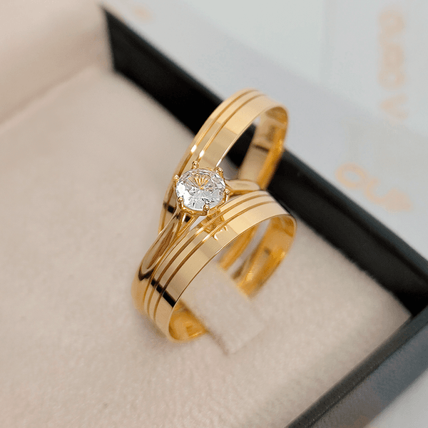 Par de Alianças Retas com Frisos + Anel Solitário em Ouro 18K - 4mm