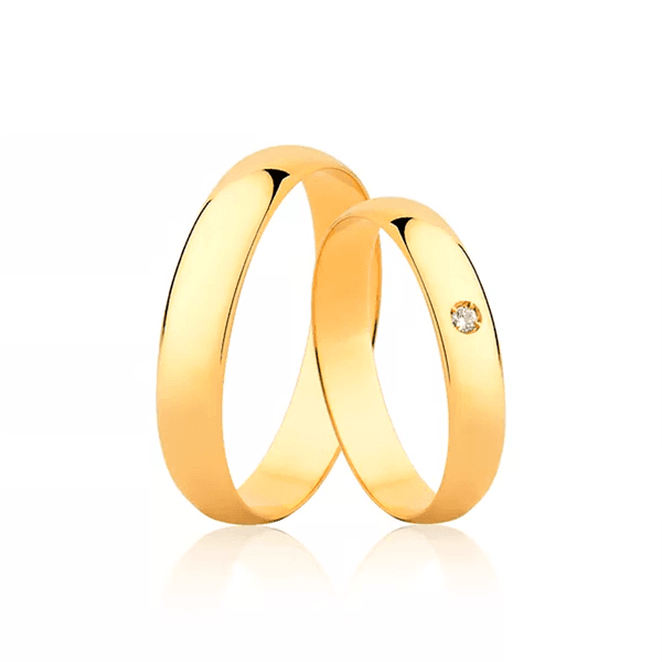 Par de Alianças Tradicional em Ouro 18K com um Diamante
