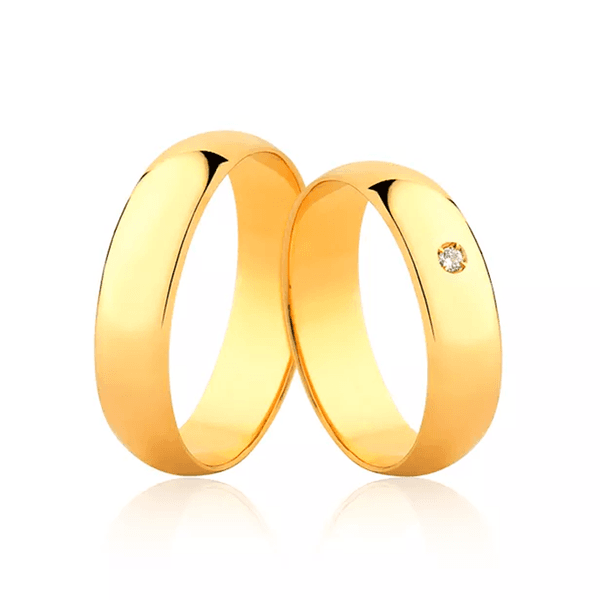 Par de Alianças Tradicional em Ouro 18K com Diamante