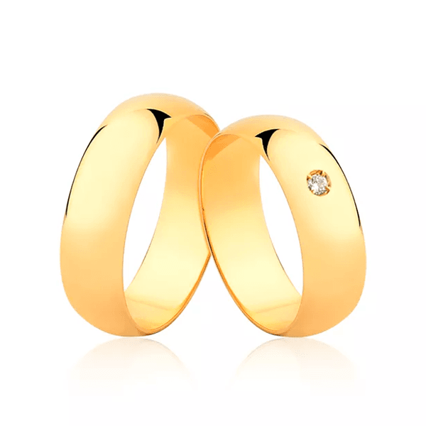 Par de Alianças Tradicional em Ouro 18K com Diamante