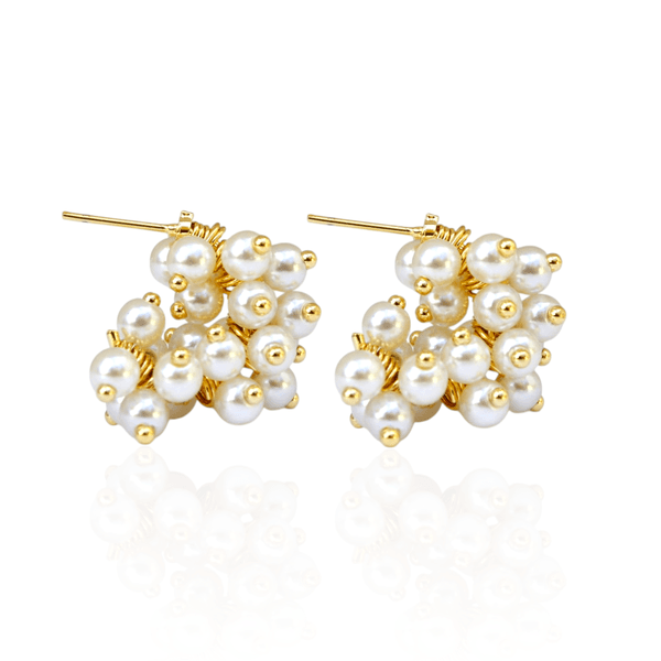 Brinco Meia Argola com Detalhes em Pérolas Semijoia Banho de Ouro 18K 