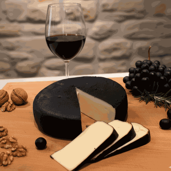 Queijo Artesanal Maturado na Cerveja Preta (Sob Encomenda)