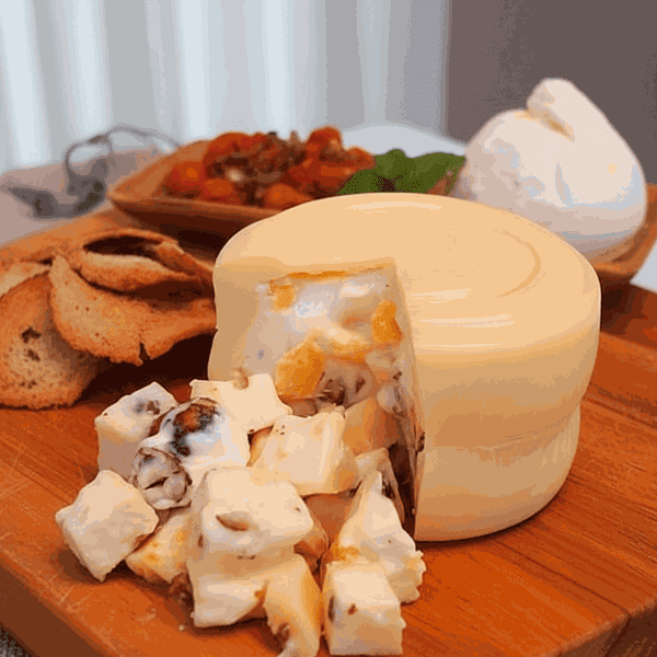 Queijo Artesanal Recheado com Avelã e Damasco 