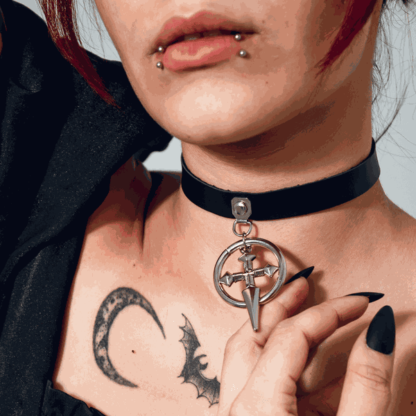 Choker Gargantilha com Pingente de Cruz e Argola