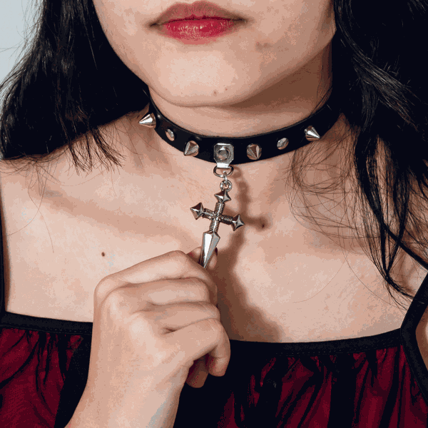 Choker Gargantilha com Spike Pingente de Cruz/Espada Prateado