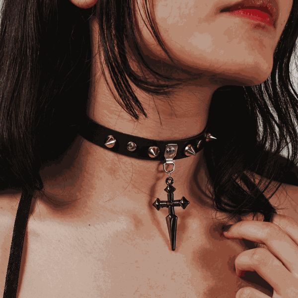 Choker Gargantilha com Spike e Pingente de Cruz/Espada Grafite