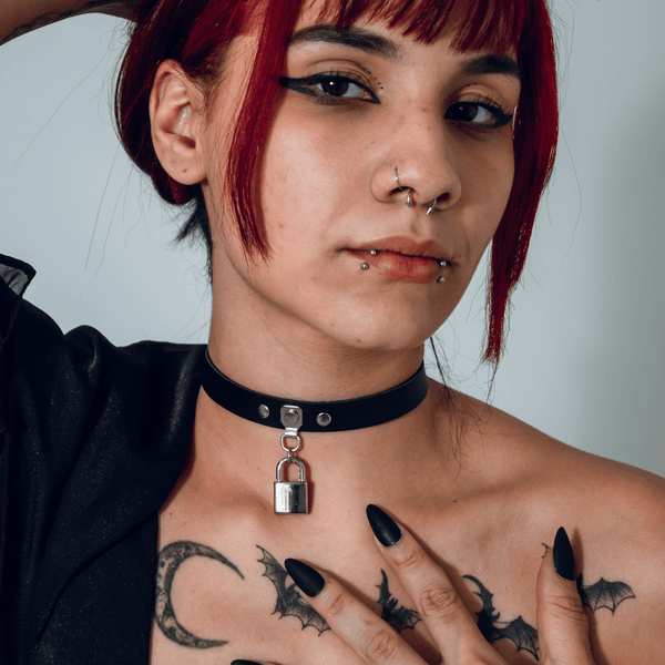 Choker Gargantilha com Pingente de Cadeado Prateado
