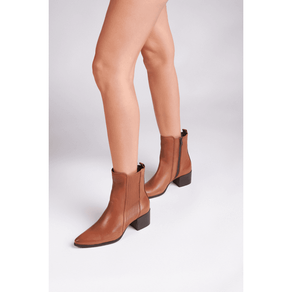 Bota cano curto outlet bico fino caramelo