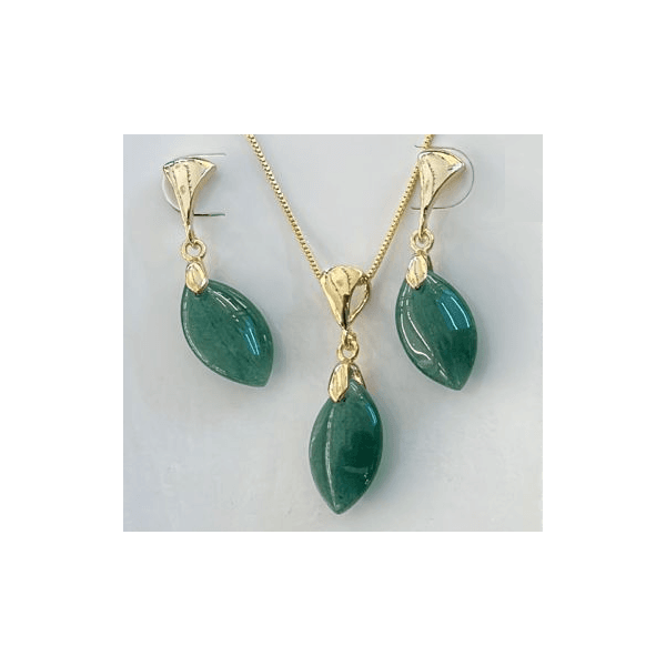 Conjunto Brincos e Colar em Pedra Natural de Quartzo Verde e corrente com banho Ouro 18k.