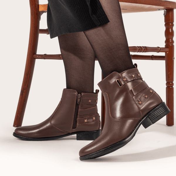 BOTA FEM EM COURO BAIXA COM SPIKE 40F122-CAFE