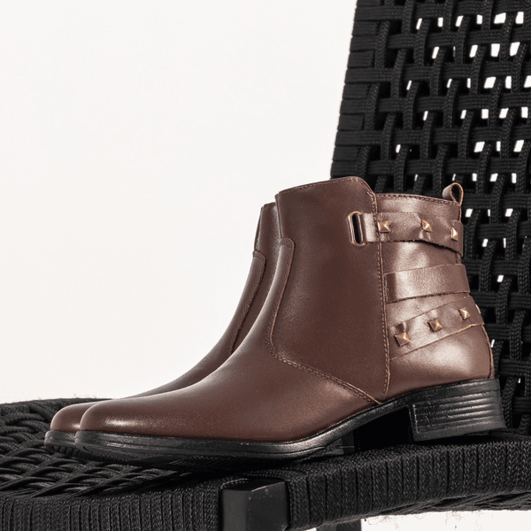 BOTA FEM EM COURO BAIXA COM SPIKE 40F122-CAFE