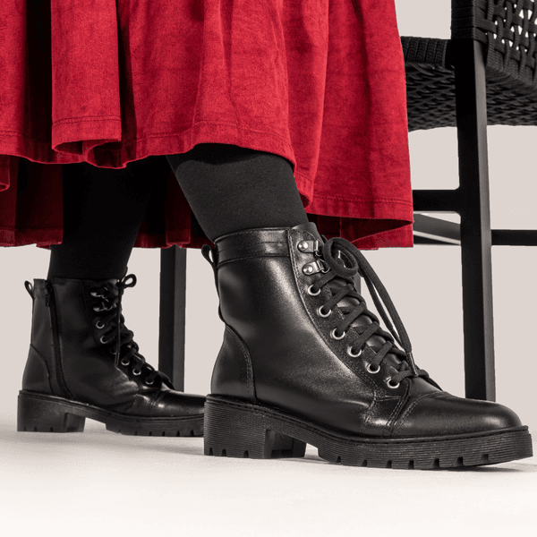BOTA FEMININA COTURNO EM COURO TRATORADA 40F120-PRETO