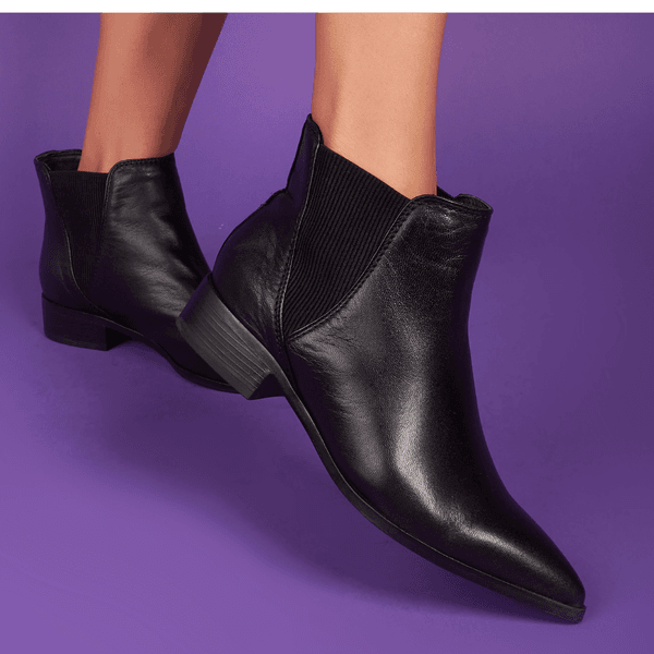 Bota De Bico Fino Preta Em Couro De Cabra | LESSÔ