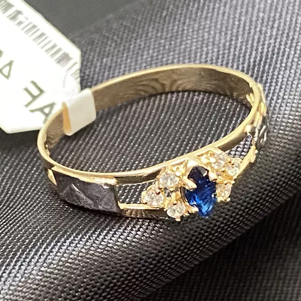 Anel de formatura em ouro 18k com 1,8 com seis pedras de zircônia com uma navete safira sintética com dois símbolos em ouro branco 