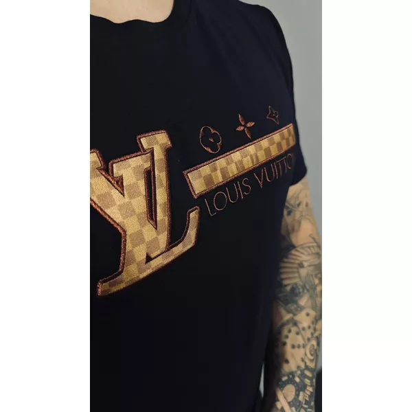 Camiseta Importada LV Estampada - Preto | Atacado Porto Alegre