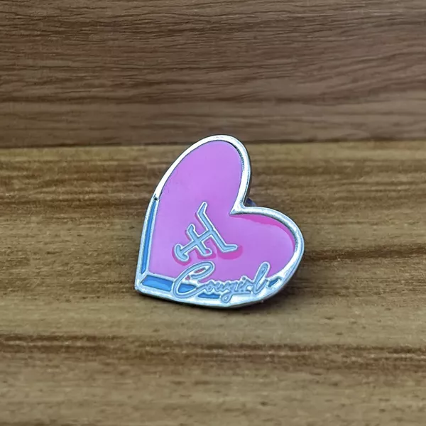 Aplique de Metal Broche para Chapéu Modelo Coração Rosa