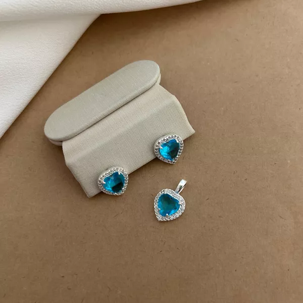 BRINCO E PINGENTE CORAÇÃO ZIRCÔNIA AZUL CLARO BORDA CRAVEJADA