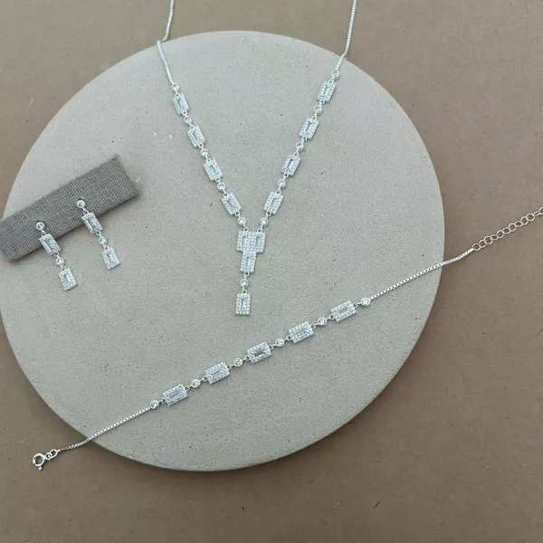 BRINCO COLAR PULSEIRA COM ZIRCÔNIA RETANGULAR CRISTAL LATERAL CRAVEJADA