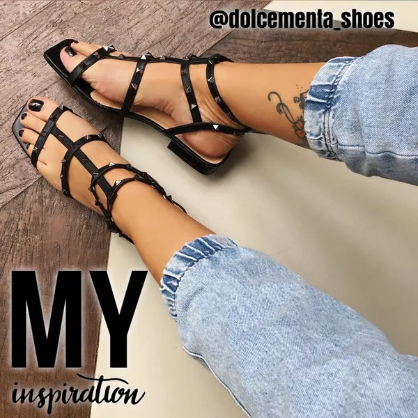 Flat preta valentino