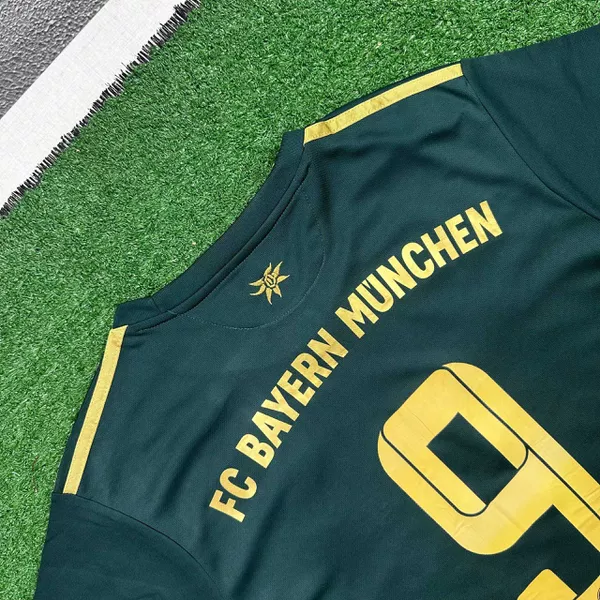 Camisa Retrô Bayern de Munique Edição Especial 21/22 – Lewandowski
