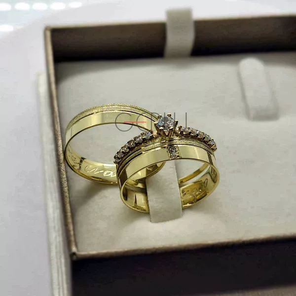 Par de Alianças Trabalhada Quadrada 5 mm em Ouro 14K