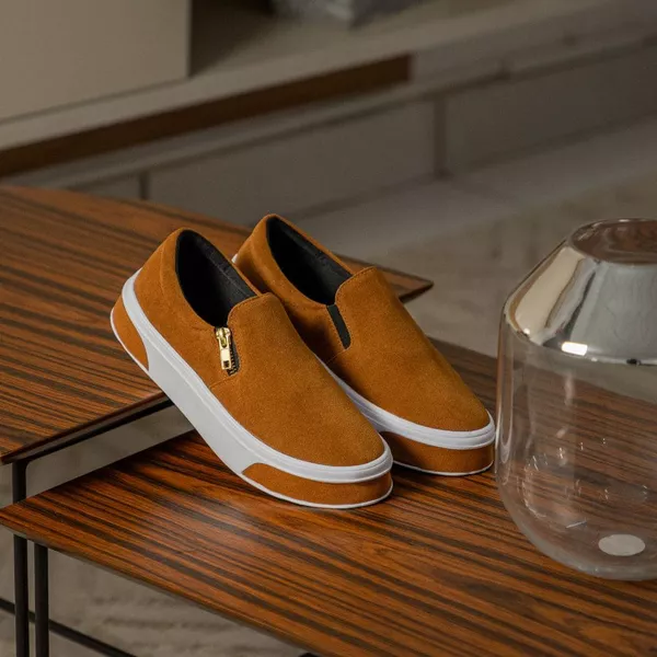 Slip On Feminino em Camurça Caramelo Solado Com Tiras 503-GG | GuGi
