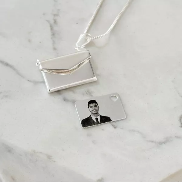 Colar Relicário Carta Personalizado Folheado em Prata 925