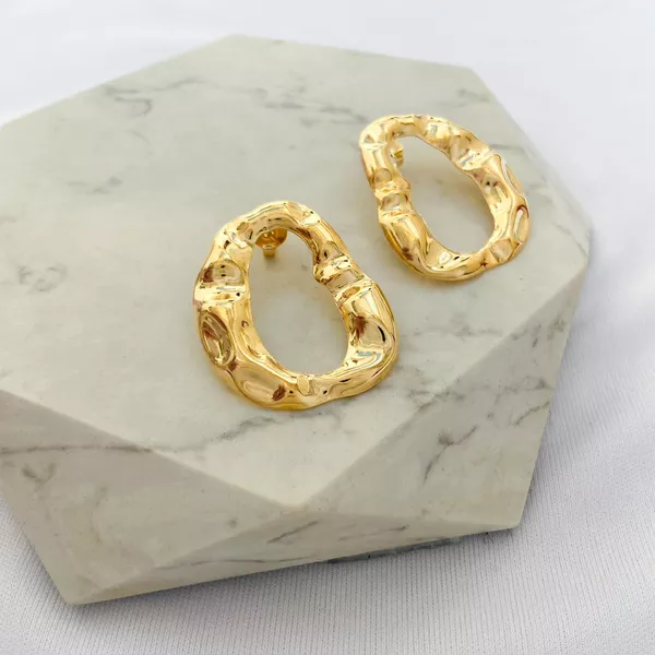 Brinco Oval Vazado Orgânico Folheado em Ouro 18k