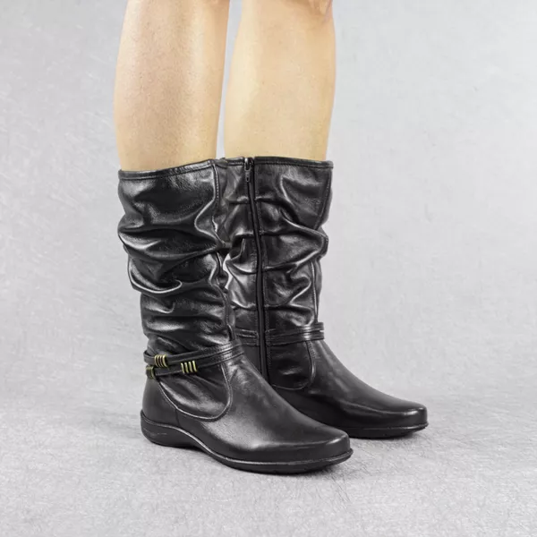 Bota Feminina Rasteira em Couro com Detalhes Enrugados